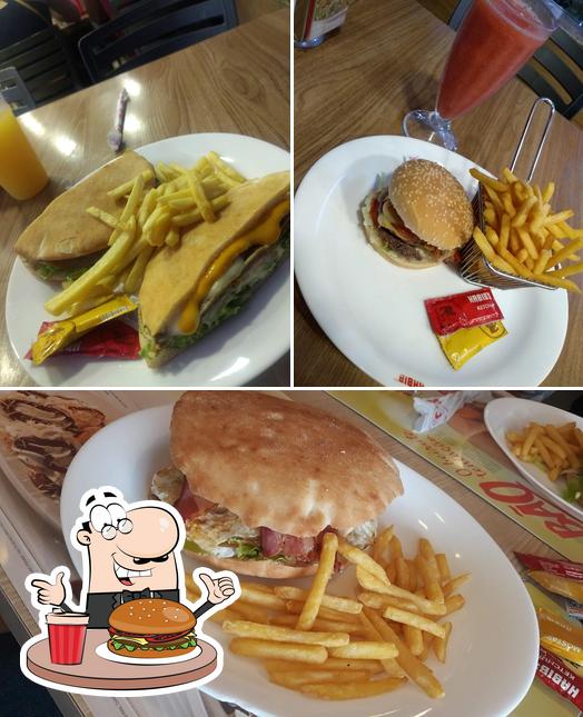 Peça um dos hambúrgueres oferecidos no Habib’s - Araraquara-SP