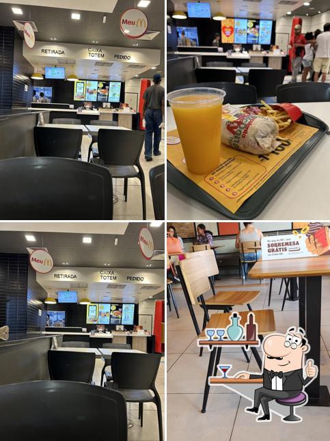 Sente em uma das mesas no Burger King