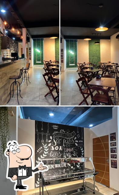 Sente em uma das mesas no KM RESTAURANTE DE COMIDA CASEIRA E DELIVERY EM CONSELHEIRO LAFAEITE MINAS GERAIS