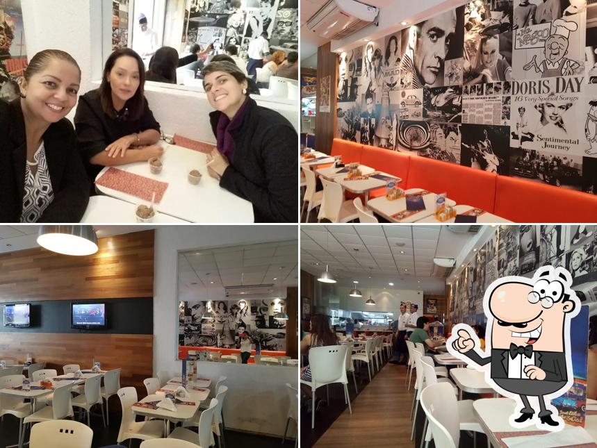 Sente em uma das mesas no Zacks