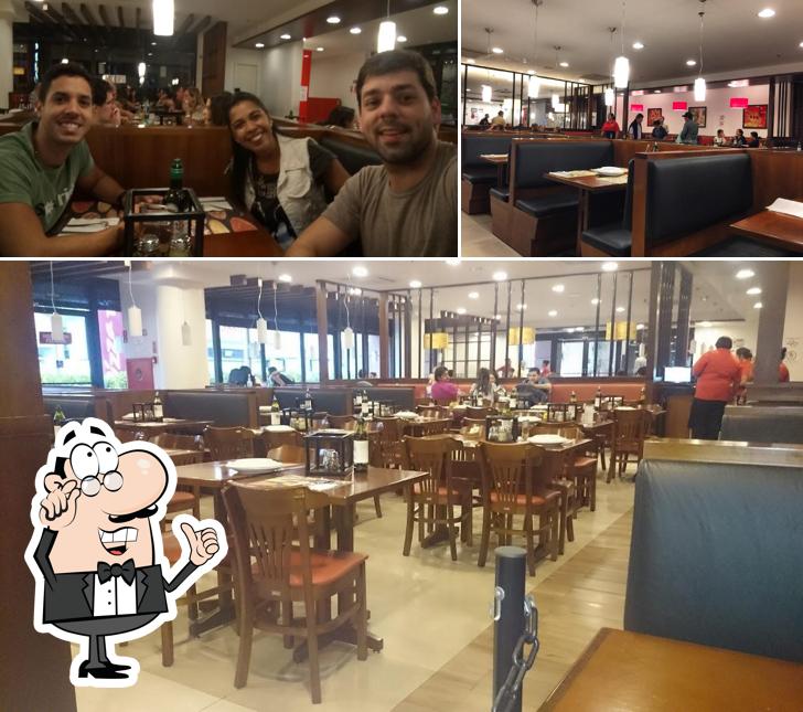 Sente em uma das mesas no Pizza Hut