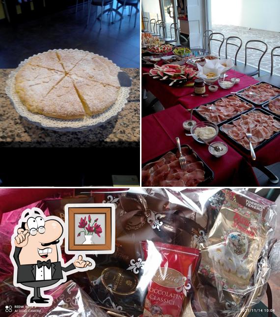 Dai un’occhiata alla foto che mostra la interni e cibo di Time Out Cafè