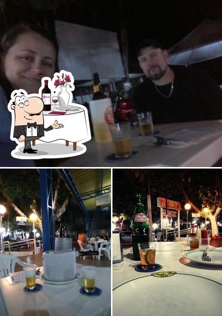 A mesa de jantar e balcão de bar do restaurante