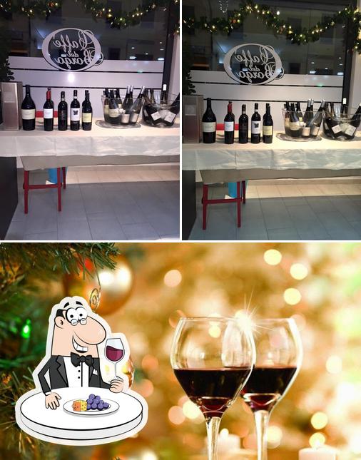 È gradevole bersi un bicchiere di vino a Cafè del Borgo