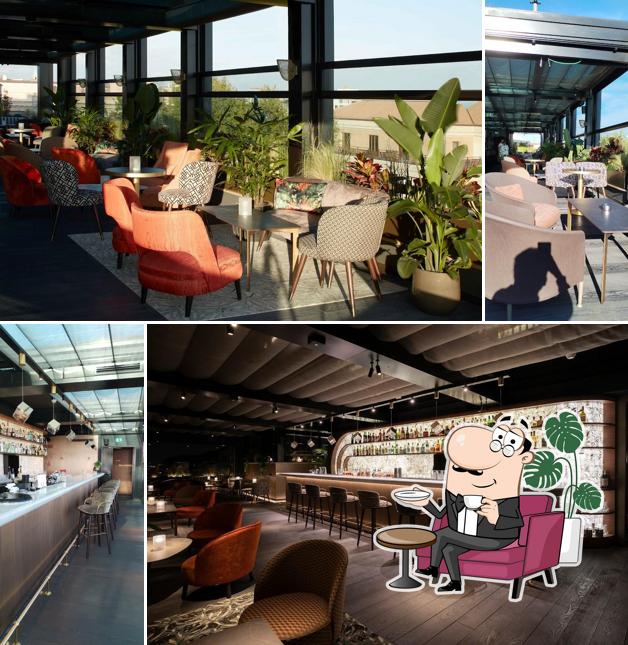 Siediti a un tavolo di Charlie’s Rooftop Bar