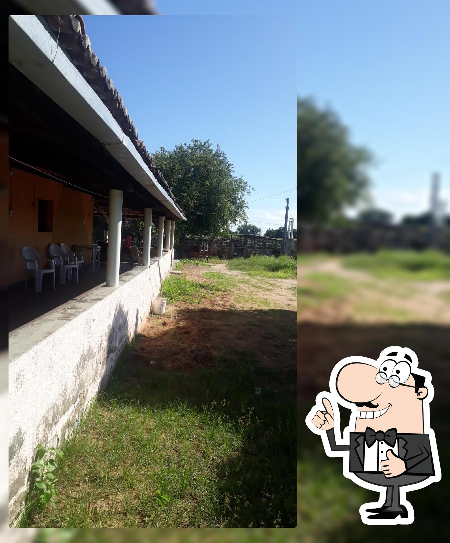 Sente em uma das mesas no BAR DA CURVA