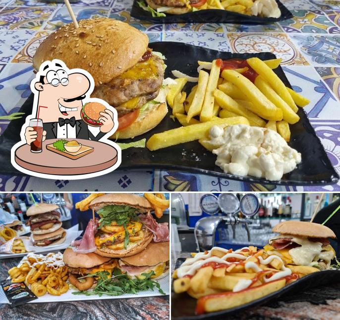 Ordina un hamburger a Paradise Café