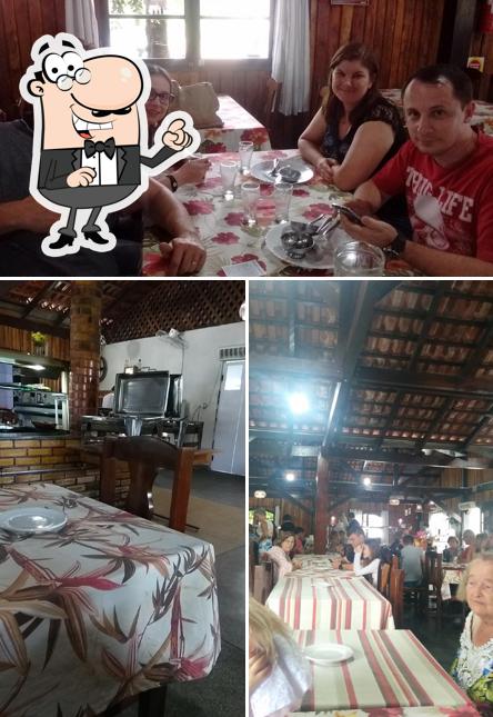 Sente em uma das mesas no Rochimback Restaurante e Pizzaria