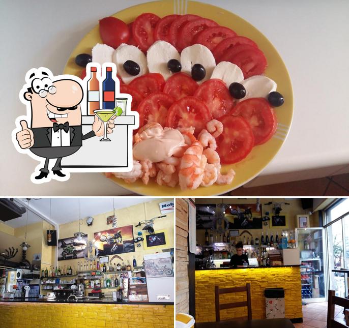 Guarda la foto che mostra la bancone da bar e cibo di Bat Bar di Robyxever S.N.C