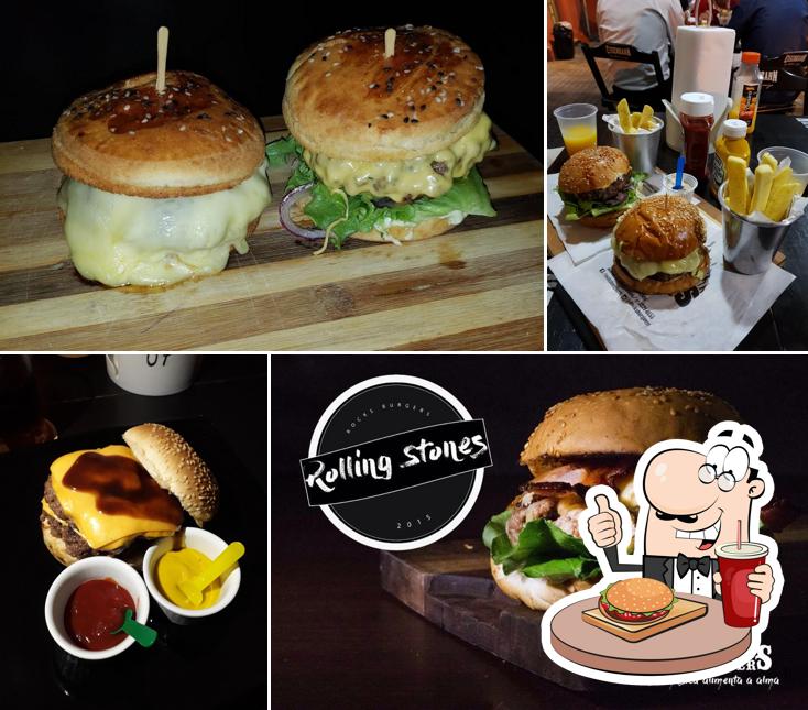 Peça um dos hambúrgueres disponíveis no Rocks Burgers