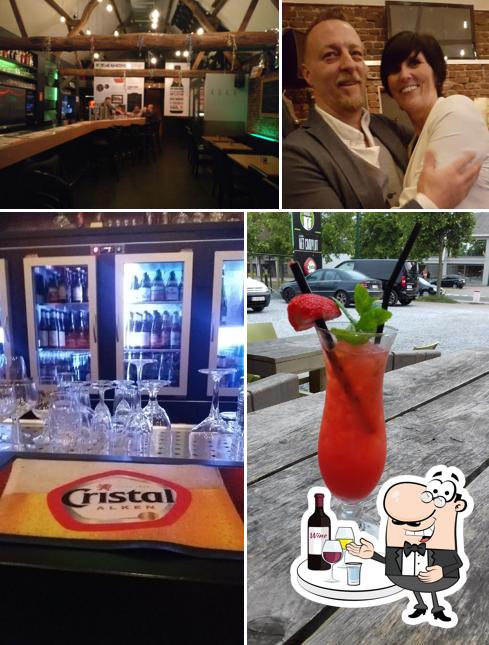 Het Complot sert des boissons alcoolisées