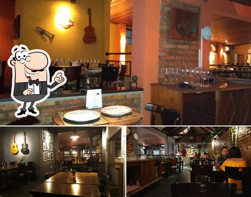 Sente em uma das mesas no CAPRESE FLORIPA